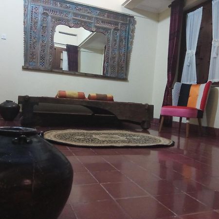 Doeloerkoe Homestay Solo Exterior foto