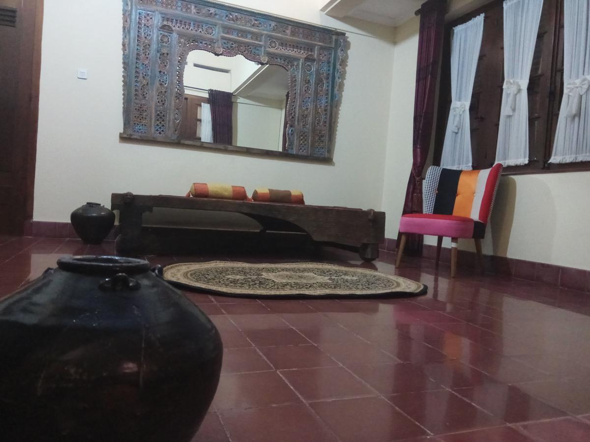 Doeloerkoe Homestay Solo Exterior foto